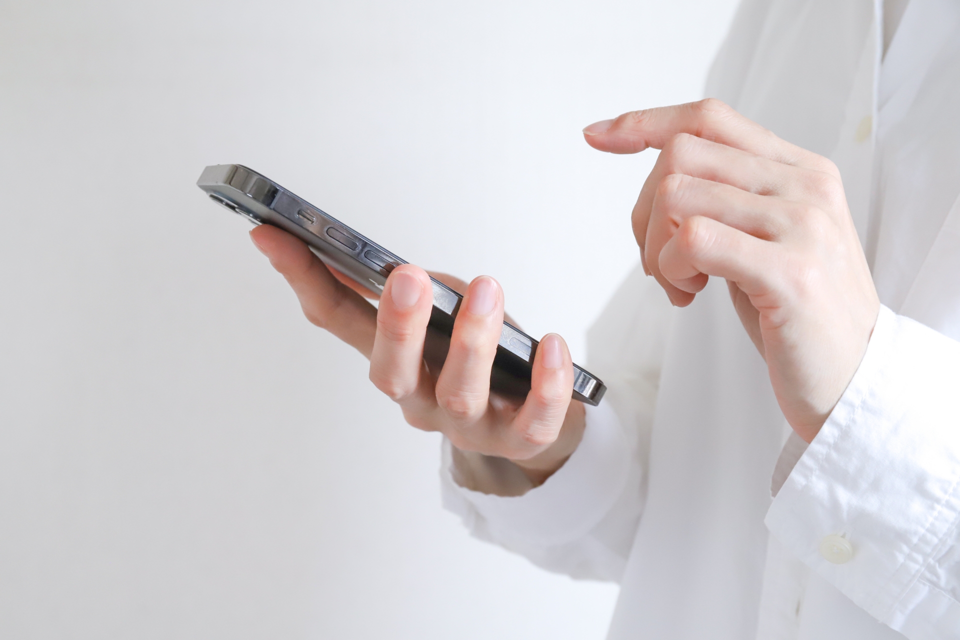 スマートフォンを持っている手