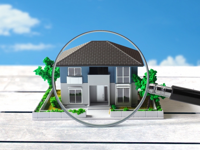 家に虫眼鏡をかざしている画像